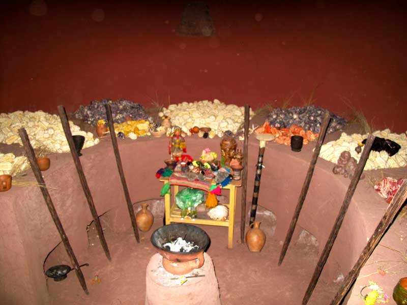 nterior de Zara Wasi Killa, nótense los agujeros en la base de cada nicho, donde se colocan los ahumadores.