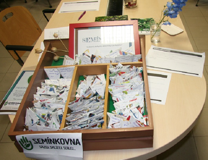 The seed exchange at Semínkovna (Seed bank)